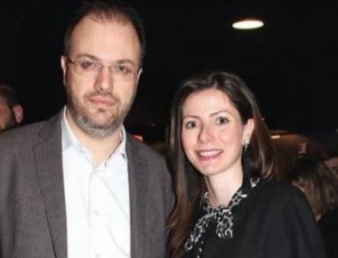 Συνεχίζεται το προεκλογικό «πάρτι» διορισμών και μετατάξεων - Στην Εθνική Βιβλιοθήκη η σύζυγος Θ.Θεοχαρόπουλου (φώτο)